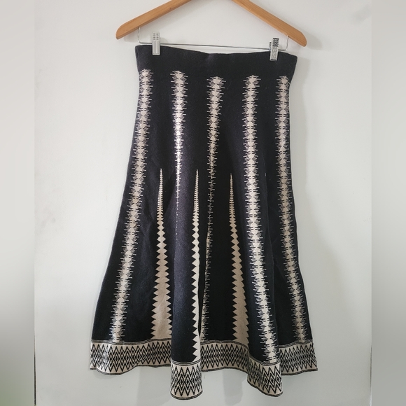 Elegant Black and White Patterned Skirt - Picture 1 of 4